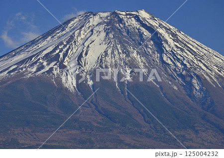 静岡県富士宮市　朝霧高原から望む雄大な富士山 125004232
