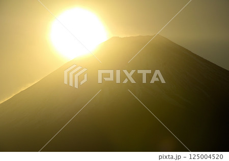 天子山地の竜ヶ岳より　富士山御来光 125004520
