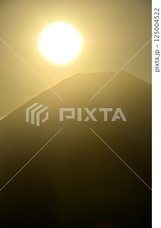 天子山地の竜ヶ岳望む富士山の御来光 でっかい太陽 天子山地の竜ヶ岳望む富士山の御来光 でっかい太陽 125004522