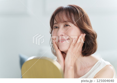 スキンケアをするシニア女性(美容) スキンケアをするシニア女性(美容) 125004640