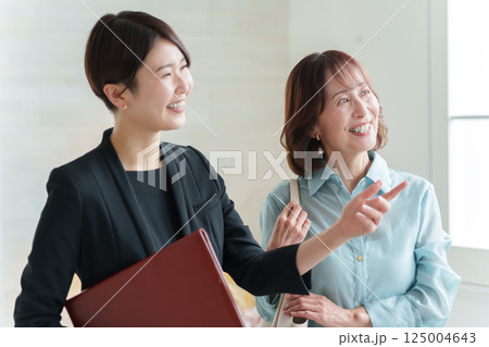 プランナーとシニア女性の客 125004643