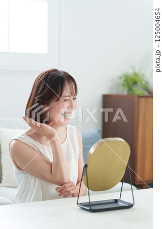 ヘアケアをするシニア女性（髪の毛・美容） 125004654