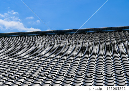 青空と瓦屋根 青空と瓦屋根 125005261