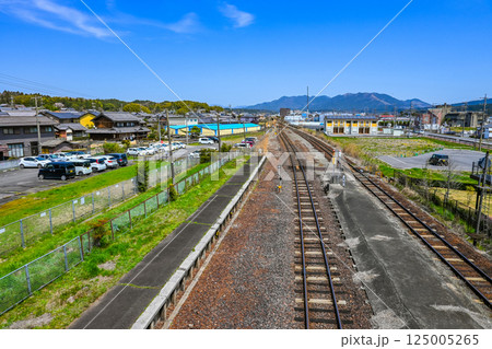 JR新堂駅の線路と町並み 三重県伊賀市 125005265