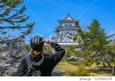伊賀上野城を見ている女性旅行者 三重県伊賀市  125005270