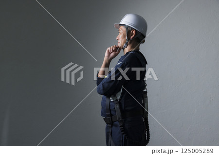 ヘルメットをかぶった高齢男性 ヘルメットをかぶった高齢男性 125005289