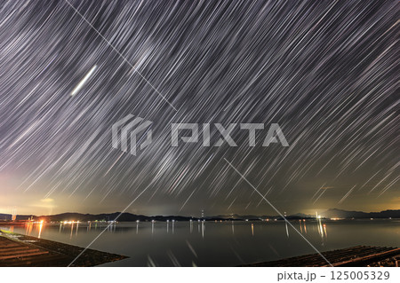 瀬戸内の秋の星景　東の空に昇る星の軌跡 125005329