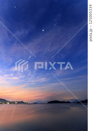 瀬戸内の早秋の星景色　薄明の空のオリオン座 125005334