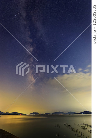 瀬戸内の早秋の星景色　宵の空の夏の天の川 125005335