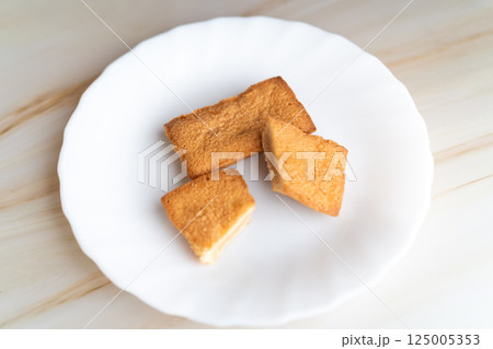 割った焼き菓子の断面③ 125005353