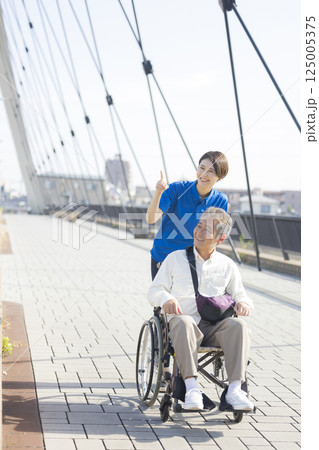 車椅子に乗るシニア男性 車椅子に乗るシニア男性 125005375