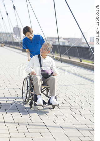 車椅子に乗るシニア男性 125005376