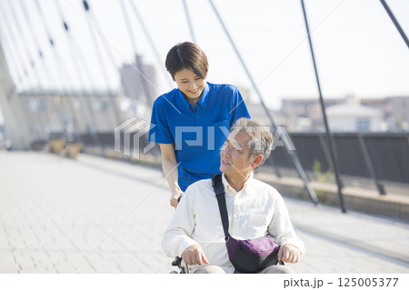 車椅子に乗るシニア男性 125005377