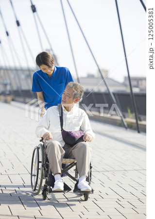 車椅子に乗るシニア男性 125005381