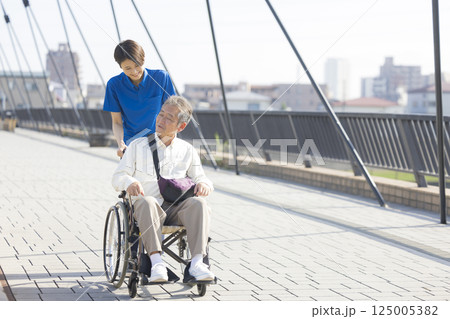 車椅子に乗るシニア男性 125005382