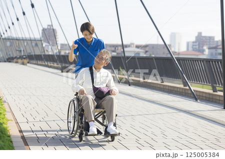 車椅子に乗るシニア男性 125005384