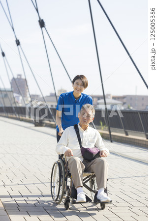 車椅子に乗るシニア男性 車椅子に乗るシニア男性 125005386