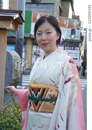 小江戸を散歩をする振袖の女性 125005391