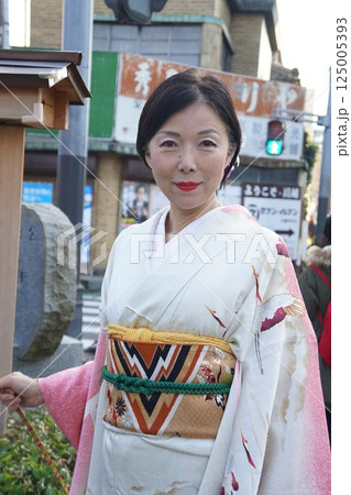 小江戸を散歩をする振袖の女性 小江戸を散歩をする振袖の女性 125005393