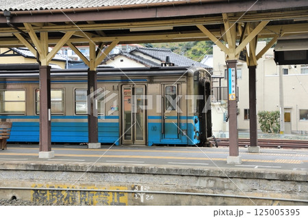 JR八幡浜駅に停車中のキハ54形（日本 愛媛県八幡浜市） 125005395