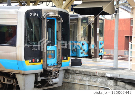 JR八幡浜駅に停車中の特急宇和海/JR四国2000系気動車とキハ54形（日本 愛媛県八幡浜市） 125005443