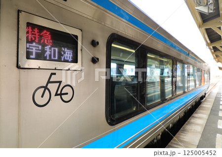 JR八幡浜駅に停車中の特急宇和海/JR四国2000系気動車（日本 愛媛県八幡浜市） 125005452