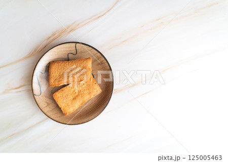 木の皿にのった焼き菓子① 木の皿にのった焼き菓子① 125005463