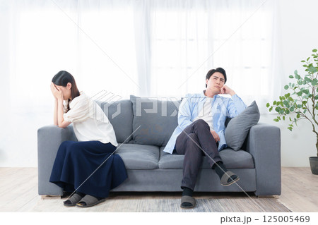 夫婦間のトラブル　喧嘩　破局　離婚 125005469