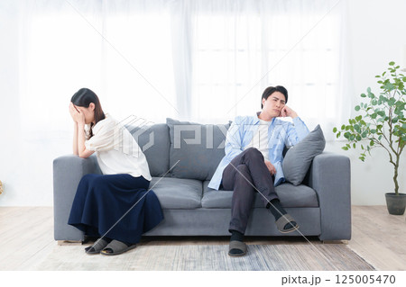 夫婦間のトラブル　喧嘩　破局　離婚 125005470