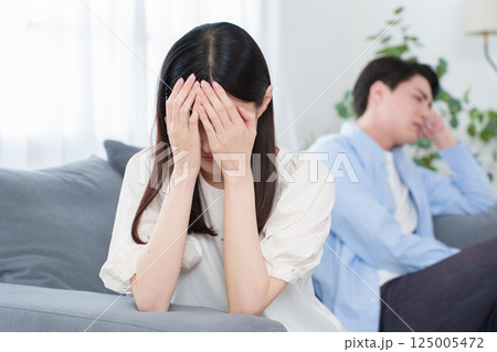 夫婦間のトラブル　喧嘩　破局　離婚 125005472