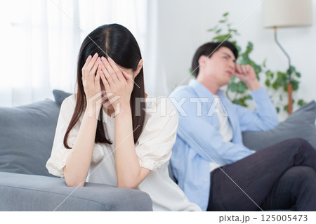 夫婦間のトラブル　喧嘩　破局　離婚 125005473