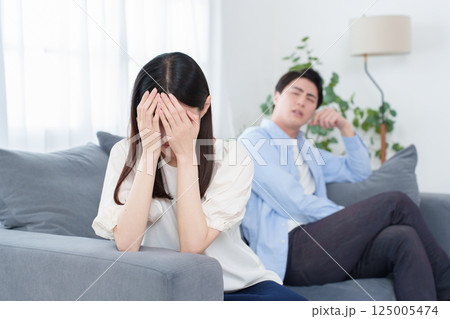 夫婦間のトラブル　喧嘩　破局　離婚 125005474