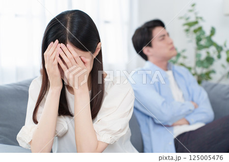 夫婦間のトラブル　喧嘩　破局　離婚 125005476