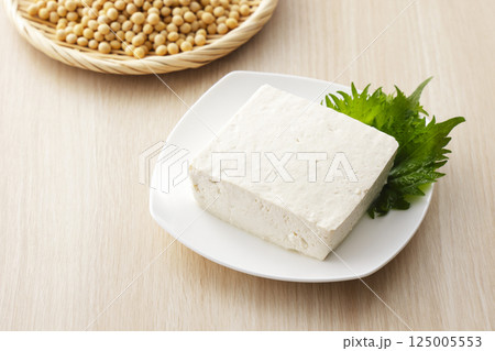 ざるに盛った大豆と木綿豆腐 125005553