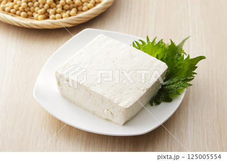 ざるに盛った大豆と木綿豆腐 125005554