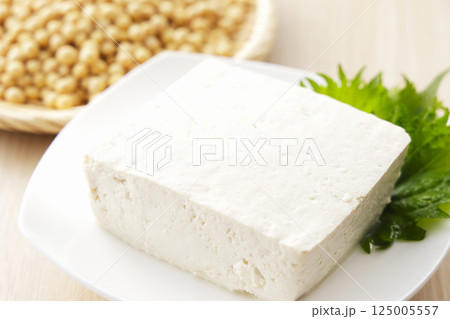 ざるに盛った大豆と木綿豆腐 ざるに盛った大豆と木綿豆腐 125005557