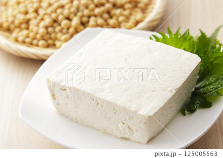 ざるに盛った大豆と木綿豆腐 125005563