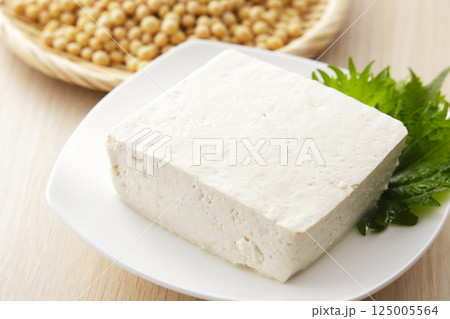 ざるに盛った大豆と木綿豆腐 ざるに盛った大豆と木綿豆腐 125005564