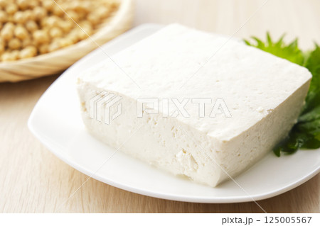 ざるに盛った大豆と木綿豆腐 ざるに盛った大豆と木綿豆腐 125005567