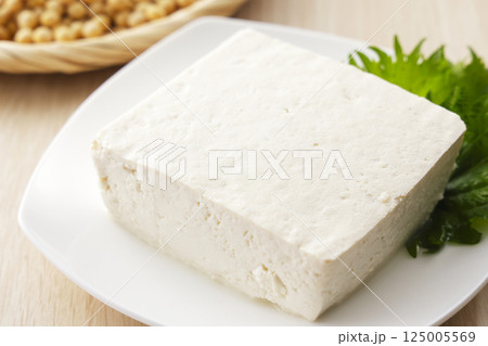 ざるに盛った大豆と木綿豆腐 ざるに盛った大豆と木綿豆腐 125005569