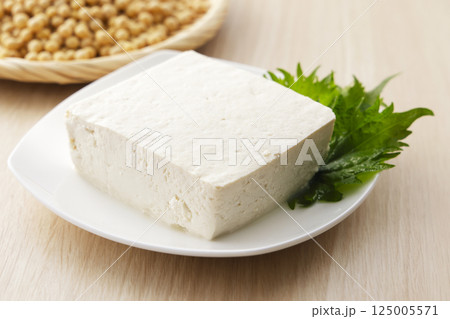 ざるに盛った大豆と木綿豆腐 ざるに盛った大豆と木綿豆腐 125005571