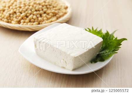 ざるに盛った大豆と木綿豆腐 ざるに盛った大豆と木綿豆腐 125005572