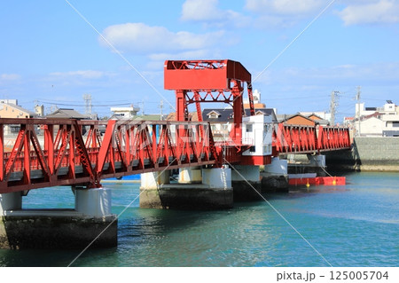 快晴の空と肱川と長浜大橋(日本 愛媛県大洲市) 快晴の空と肱川と長浜大橋(日本 愛媛県大洲市) 125005704