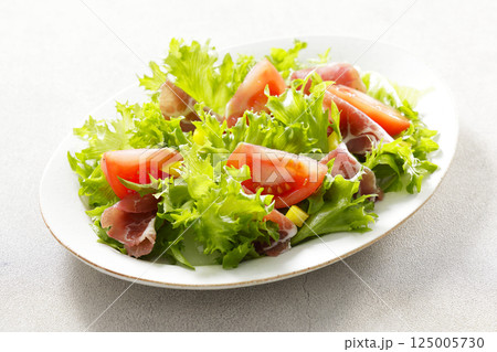 トマトと生ハムとリーフレタスのサラダ 125005730