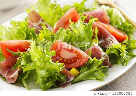 トマトと生ハムとリーフレタスのサラダ トマトと生ハムとリーフレタスのサラダ 125005783