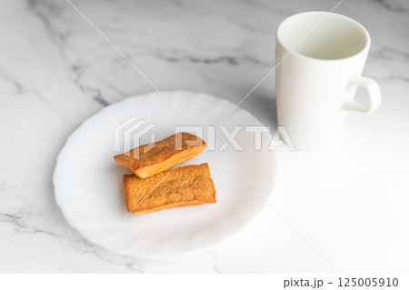 フィナンシェと白いカップ③ 125005910