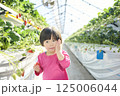 農園でいちご狩りを楽しむ女の子 125006044