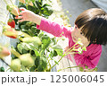 農園でいちご狩りを楽しむ女の子 125006045