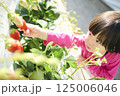 農園でいちご狩りを楽しむ女の子 125006046
