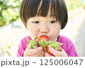 農園でいちご狩りを楽しむ女の子 125006047